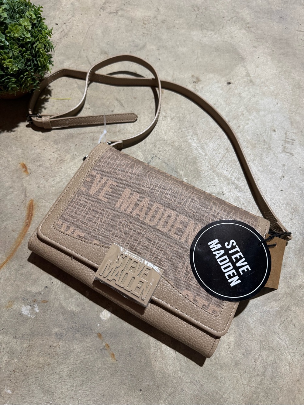 Steve Madden NWT Crossbody Shoulder Bag Purse Neutral Taupe Edgy Logo Flap